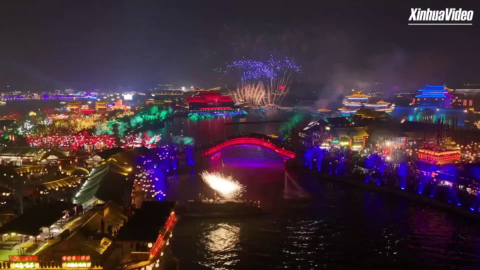 Cina: Kaifeng di notte, un viaggio nel tempo illuminato da lanterne