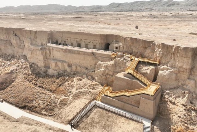 Cina: Grotte del lago Ya’er nello Xinjiang