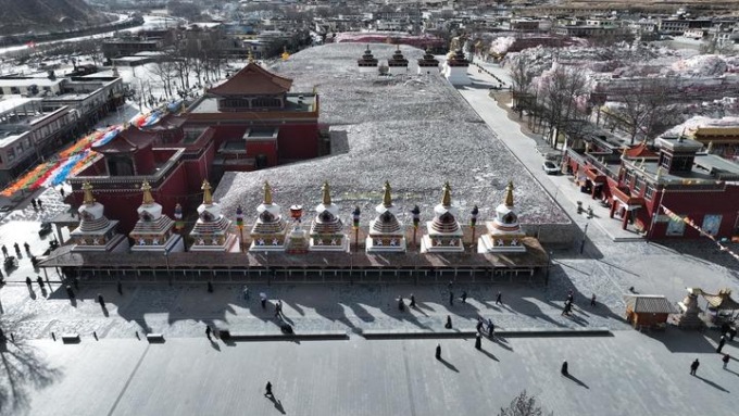 Cina: Qinghai, tumulo di pietra mani di Jiana (1)
