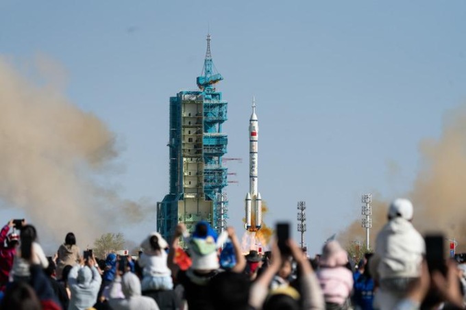 Cina: campioni di esperimenti scientifici trasferiti dalla Shenzhou-20 alla stazione spaziale