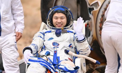 Cina: tutti astronauti Shenzhou-19 usciti in buona salute da capsula di rientro (3)