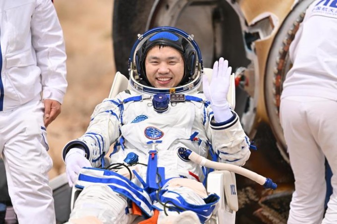 Cina: tutti astronauti Shenzhou-19 usciti in buona salute da capsula di rientro (3)