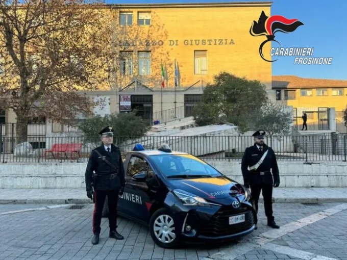 Tenta di entrare in tribunale con coltello e spray urticante