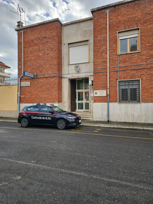 Infastidisce i passanti e si scaglia contro i carabinieri,  arrestato un uomo