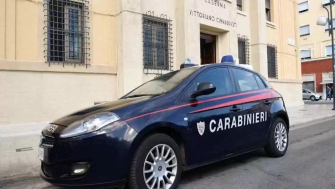 Minaccia di morte la compagna, arrestato