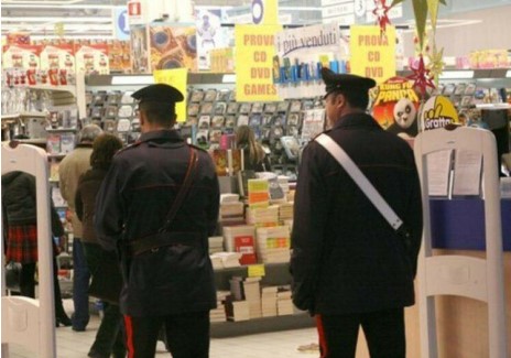 Sorpreso a rubare in un supermercato, denunciato per furto aggravato