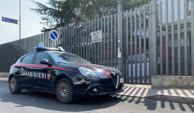 Hashish e pistola a salve in casa, arrestato un 26enne
