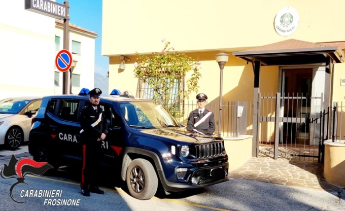 Picchia la madre e la sorella, arrestato dai carabinieri