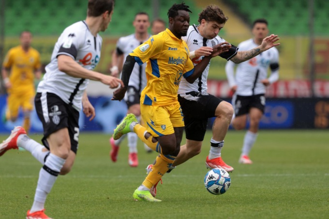 Frosinone in emergenza a Pisa. Out Kone, Pecorino e Tsadjout