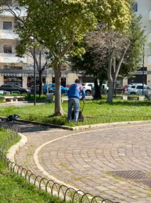 I commercianti puliscono Piazza Santa Maria Goretti