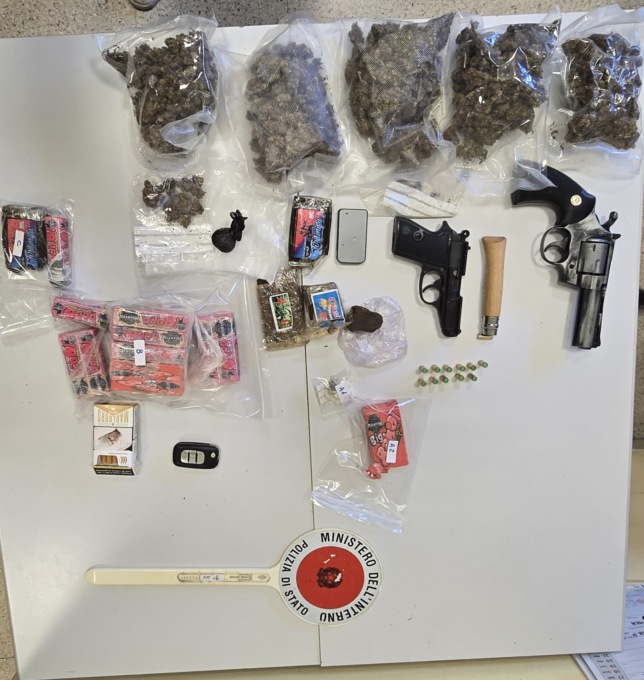 Spaccio al Nicolosi, arrestati due pusher. Sequestrata droga e due repliche di pistole