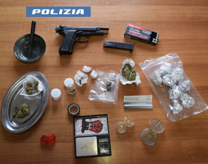 Posta un video su TikTok con la pistola, interviene la polizia