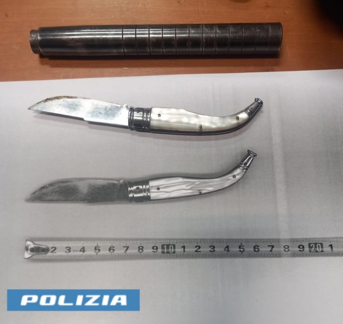 Droga e armi, denunciati due giovani in zona pub