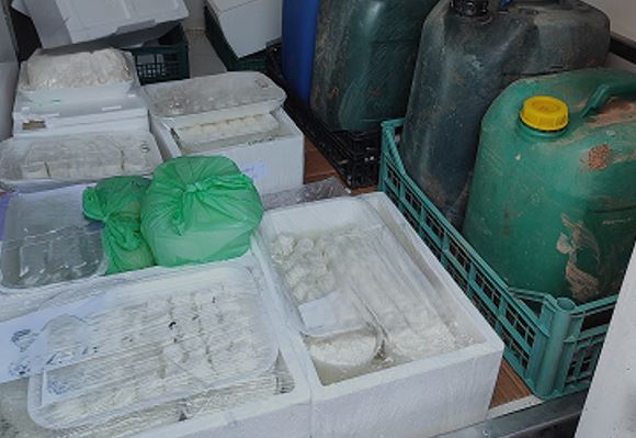 Ricotte e mozzarelle trasportate insieme a taniche di letame liquido