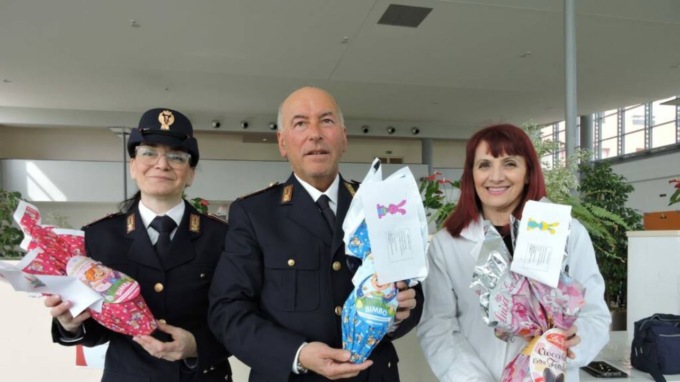 Choco Therapy, poliziotti in corsia con le uova di Pasqua