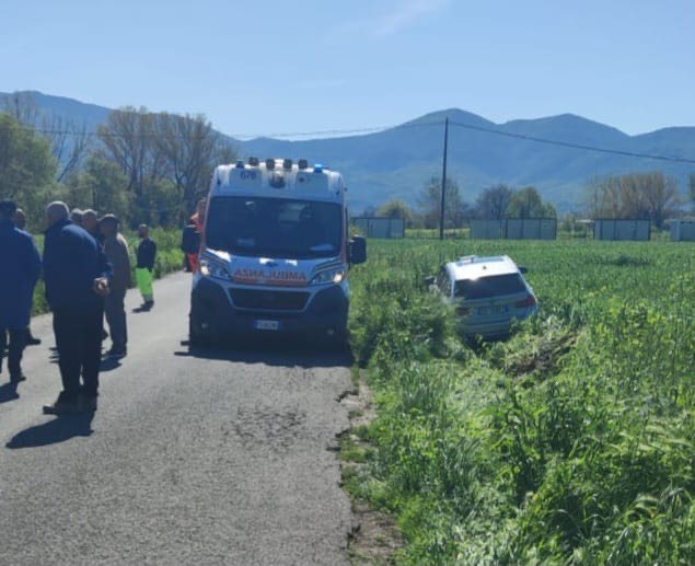 Auto fuori strada sulla provinciale, ferito un uomo. Caccia al pirata