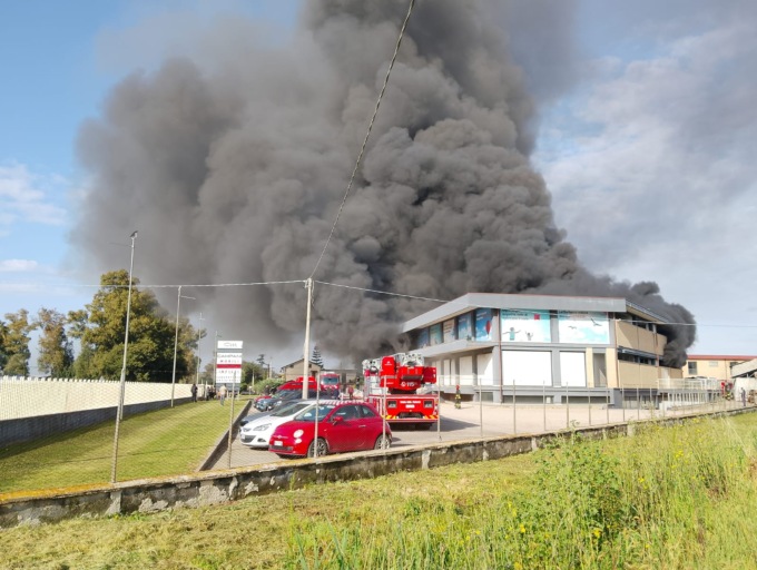 Incendio da Campani Mobili, si continua ad indagare. A rischio i posti di lavoro