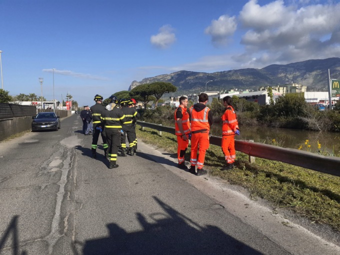 Donna trovata morta nel canale in via Ponte Rosso