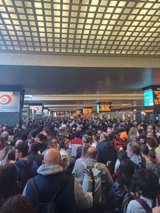 Cadavere sui binari, treni bloccati e pomeriggio da incubo per i pendolari
