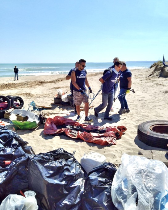 Volontari di Plastic Free in azione nel weekend per celebrare la Giornata della Terra e onorare Papa Francesco