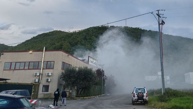Incendio in un deposito di rifiuti