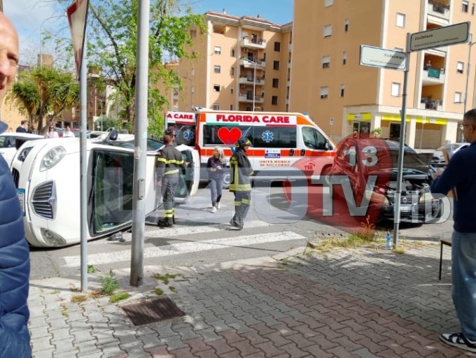 Scontro all’incrocio, auto capovolta