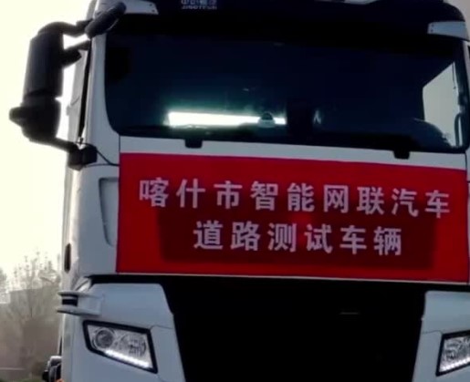 Cina: camion pesante a guida autonoma avvia test su strada nello Xinjiang