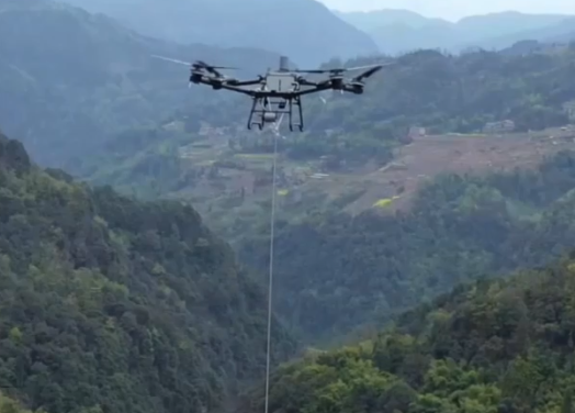 Cina: Yunnan, droni trasportano bambù giù dalla valle