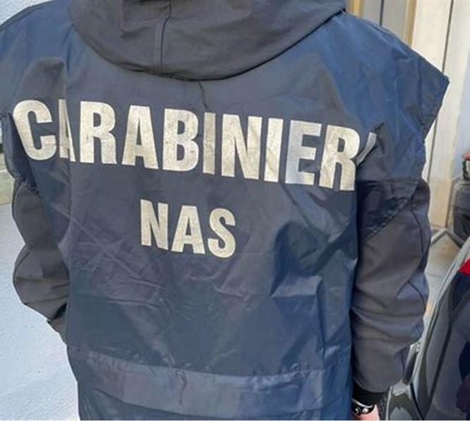 Cibo scaduto pronto per essere venduto, sigilli ad un ingrosso