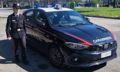 Sorpreso a spacciare in centro, spintona i militari e tenta la fuga, arrestato