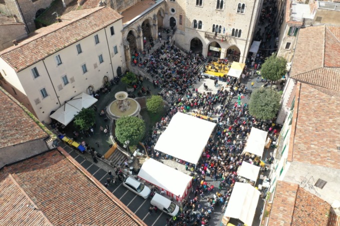 Sagra falia e broccoletti, bagno di folla al Centro Storico