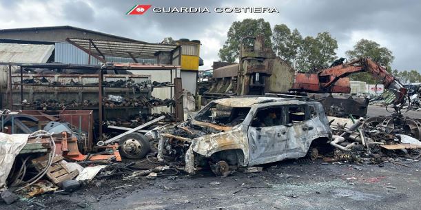 Sequestrato centro autodemolizioni e rottami in area agricola