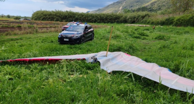 Precipita un deltaplano, muore il pilota
