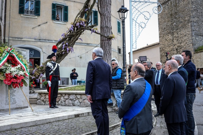 Festa della Liberazione, omaggio di Tajani alla tomba di Don Morosini