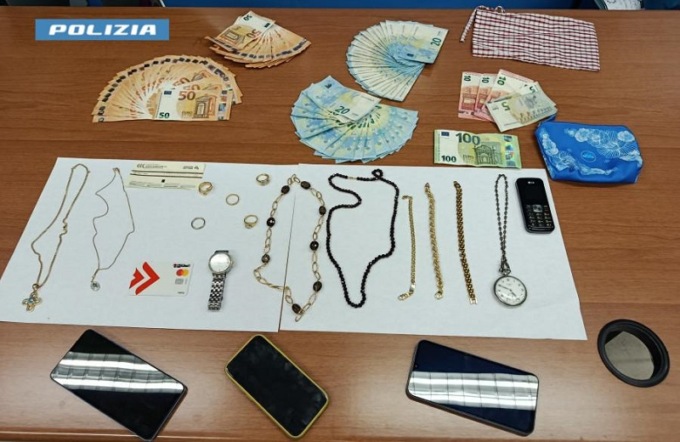 Anziana vittima della truffa del finto incidente, fermati e arrestati in autostrada