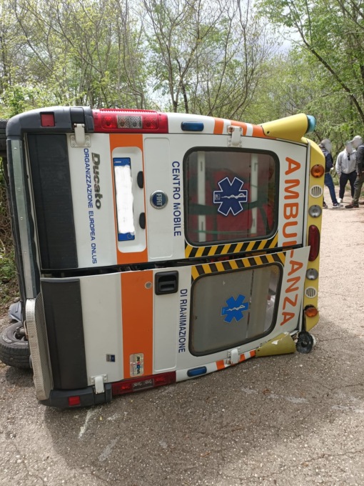 Ambulanza si ribalta, due feriti