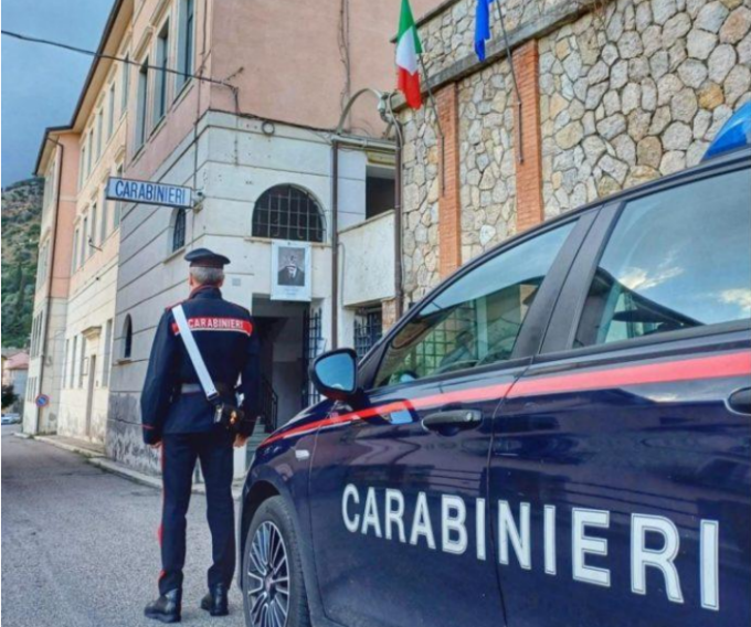 Guidava l’auto senza assicurazione e senza patente, in manette