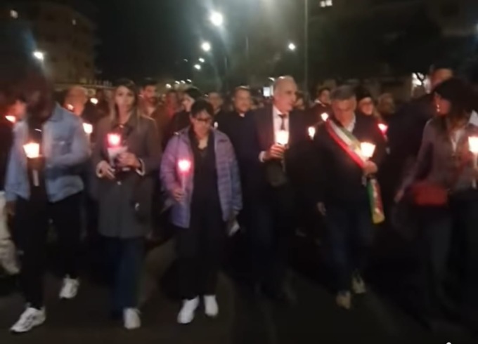 Studente morto, in centinaia alla fiaccolata