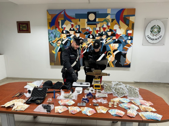 Armi, droga e soldi falsi, arrestati due uomini