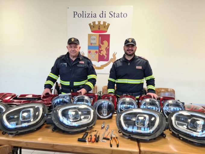 In viaggio con i fanali rubati ai veicoli in sosta, denunciato
