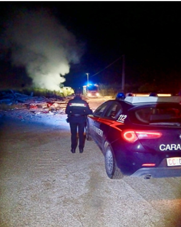 Incendio in via Quarto di materiali di risulta