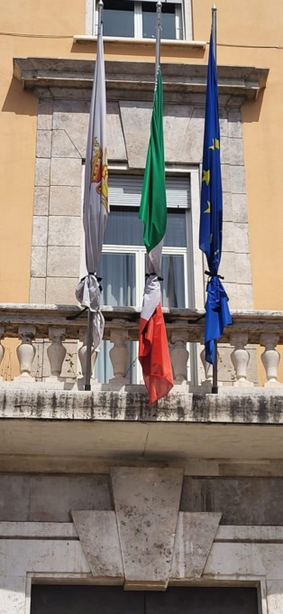 Bandiere listate a lutto nel Palazzo Comunale di Frosinone
