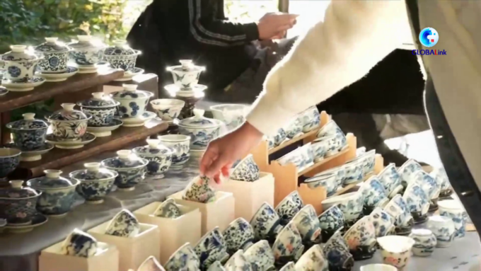 Cina: ceramista tedesca impara arte di porcellana a Jingdezhen