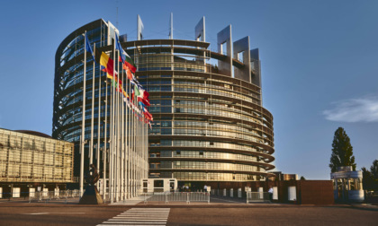 UE si impegna a trovare accordo commerciale con USA tra tensioni tariffarie