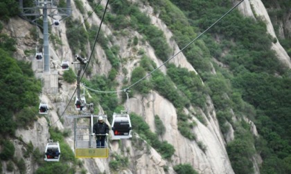 Cina: Shaanxi, addetti eseguono manutenzione funivia monte Huashan (1)
