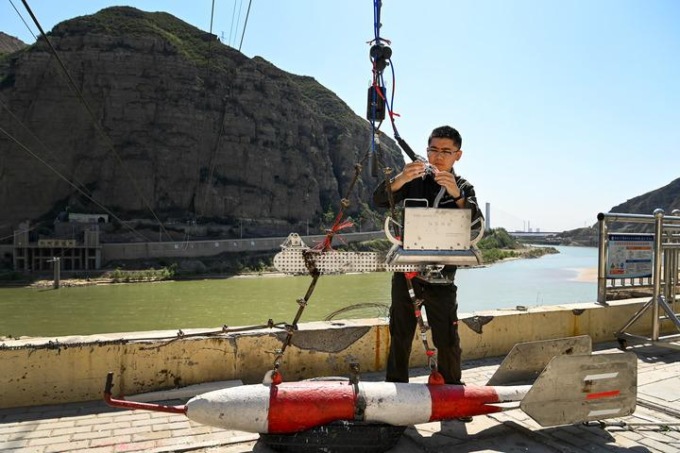 Cina: guardiani del fiume Giallo a stazione idrologica di Longmen (1