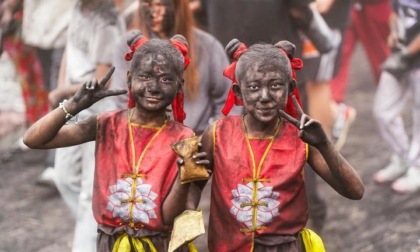 Cina: evento popolare di "annerimento del viso" tenuto nello Yunnan