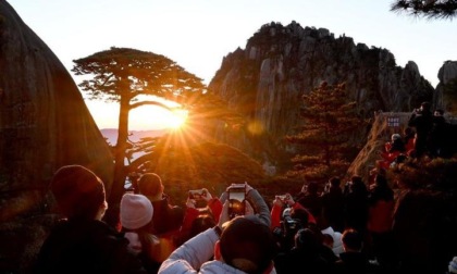 Cina: monte Huangshan, crescita turismo bilancia protezione ecologica