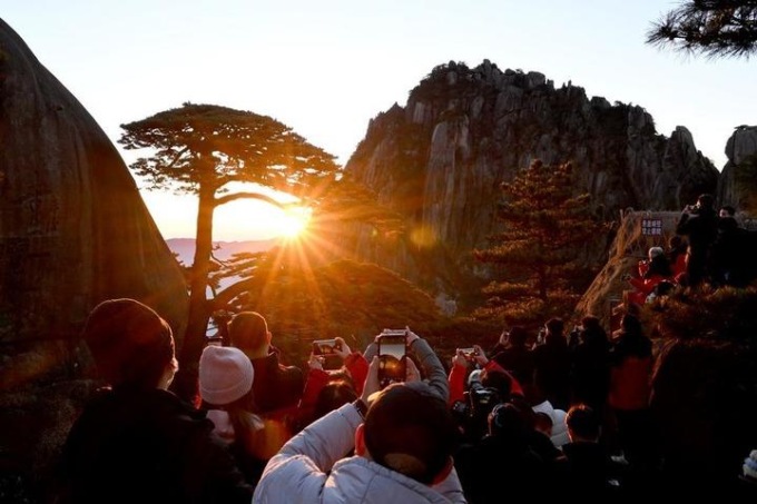 Cina: monte Huangshan, crescita turismo bilancia protezione ecologica