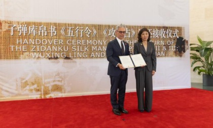 Cina: museo USA restituisce antichi volumi manoscritti su seta del periodo degli Stati combattenti